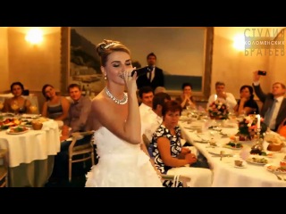 the bride reads rap at the wedding as a gift to the groom